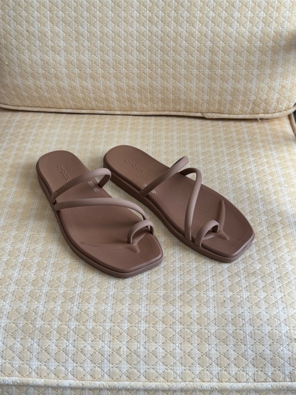 NWT CROCS Viral Miami Toe Loop Sandal Women’s Size 8 - Milk Chocolate - Picture 7 of 9